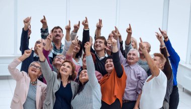 Bir grup yaşlı insan ellerini kaldırdı.