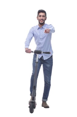 Tam gelişim. Elektrikli scooterlı mutlu genç adam. beyaz arkaplanda izole edilmiş.