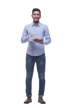 Tam gelişim. Dijital tabletli mutlu genç adam. beyaz arkaplanda izole edilmiş.