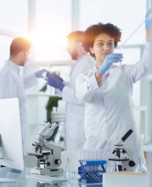 Mikroskop ve Mikrobiyoloji Örnekleri kullanarak Çalışan Bilim Adamları Ekibi