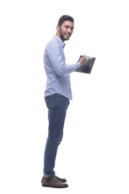 Yan görünüş. Genç adam boş bir panoyu işaret ediyor. beyaz arkaplanda izole edilmiş.