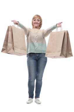 Tam gelişim. Alışveriş torbaları olan çekici, sıradan bir kadın. beyaz arkaplanda izole edilmiş.