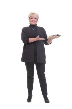 Tam boy. Hediye kutusu olan olgun bir iş kadını. beyaz arkaplanda izole edilmiş.