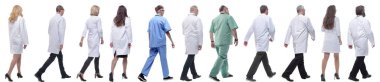 Hareket halindeki bir grup doktor beyaz arka planda izole edildi