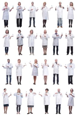 Kavanozu beyaz arka planda tutan bir grup doktor