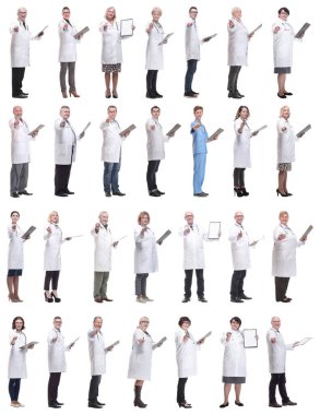 Not defteri olan bir grup doktor beyaz arkaplanda izole edilmiş.