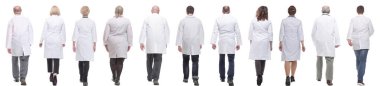 Hareket halindeki bir grup doktor beyaz arka planda izole edildi