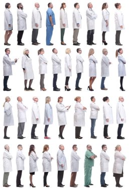 Profildeki bir grup doktor beyaz arka planda izole edilmiş