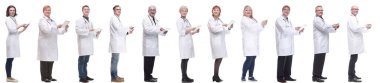 Beyaz arkaplanda izole edilmiş panoya sahip bir grup doktor