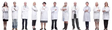 Beyaz arka planda tam uzunlukta bir grup doktor izole edildi