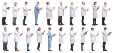 Not defteri olan bir grup doktor beyaz arkaplanda izole edilmiş.