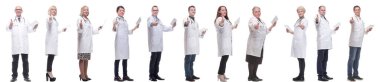 Beyaz arkaplanda izole edilmiş panoya sahip bir grup doktor