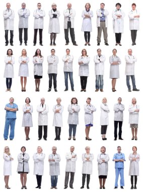 Beyaz arka planda tam uzunlukta bir grup doktor izole edildi
