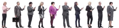 Bir grup insan ellerinde tuttukları telefon profilini beyaz arkaplanda izole ettiler