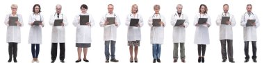 Not defteri olan bir grup doktor beyaz arkaplanda izole edilmiş.