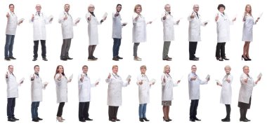 Beyaz arkaplanda izole edilmiş panoya sahip bir grup doktor