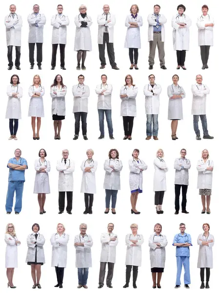 Beyaz arka planda tam uzunlukta bir grup doktor izole edildi