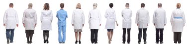 Beyaz arka planda tam uzunlukta bir grup doktor izole edildi