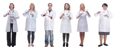 Kavanozu beyaz arka planda tutan bir grup doktor