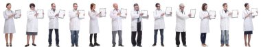 Not defteri olan bir grup doktor beyaz arkaplanda izole edilmiş.