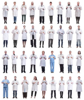 Beyaz arkaplanda izole edilmiş panoya sahip bir grup doktor
