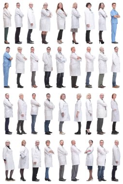 Profildeki bir grup doktor beyaz arka planda izole edilmiş