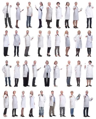 Beyaz arka planda tam uzunlukta bir grup doktor izole edildi