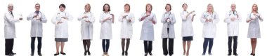 Kavanozu beyaz arka planda tutan bir grup doktor