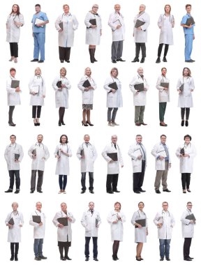Not defteri olan bir grup doktor beyaz arkaplanda izole edilmiş.