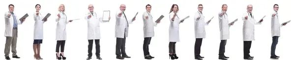 Gruppe Von Ärzten Voller Länge Mit Notizblock Auf Weißem Hintergrund — Stockfoto