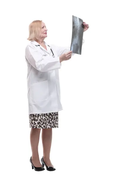 Pleno Crecimiento Doctora Mujer Mirando Una Radiografía Aislado Sobre Fondo —  Fotos de Stock