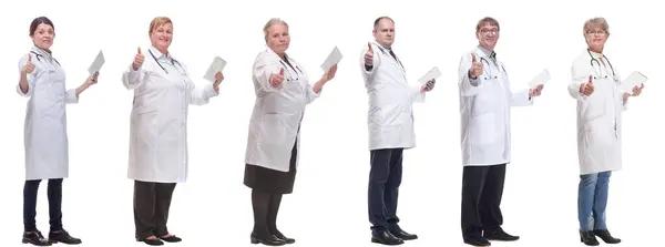 一组医生与剪贴板隔离的白色背景 免版税图库照片