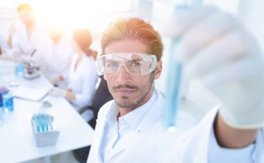 Bulanık arka plan laboratuvarında reaksiyonlu tüp. Araştırma konsepti.