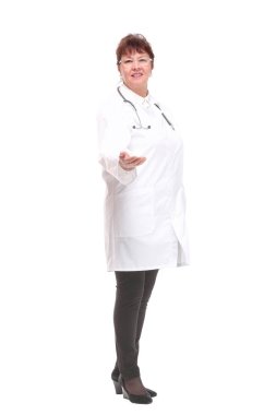 Güzel, mutlu, gülümseyen kadın doktor doktor hemşire kollarını kavuşturmuş, beyaz üzerinde izole bir şekilde duruyor.