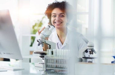 Tıbbi Araştırma Laboratuvarı. Mikro ile Çalışan Kadın Bilim Adamı