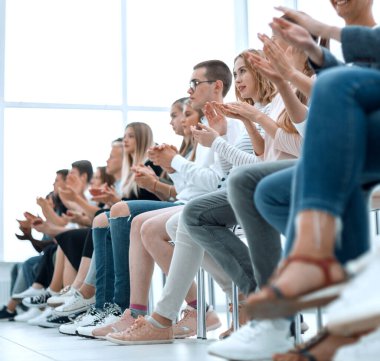 Konferans odasında alkışlayan gençlerin arka plan görüntüsü. kopyalama alanı olan fotoğraf