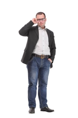 Gözlüklü yakışıklı bir iş adamı beyaz bir arkaplana karşı poz veriyor düşünceli bir gülümsemeyle kameraya bakıyor.