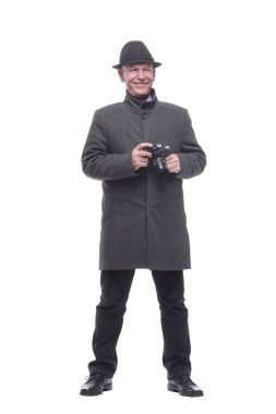 Tam gelişim. Elinde kamera olan olgun, zeki bir adam. beyaz arkaplanda izole edilmiş.