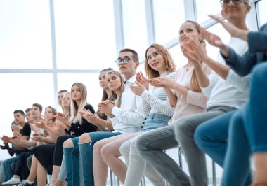 Sıraya girip alkışlayan bir grup farklı genç insan. kopyalama alanı olan fotoğraf