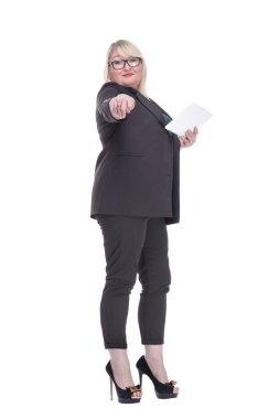 Yan görünüş. Çekici, olgun bir kadın dijital tablet kullanıyor. beyaz arkaplanda izole edilmiş.