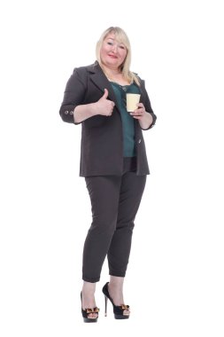 Tam gelişim. Elinde kahve olan yorgun yetişkin kadın kameraya bakıyor. beyaz arkaplanda izole edilmiş.