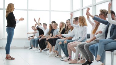 Gençler brifing sırasında konuşmacıya sorular soruyorlar. iş ve eğitim