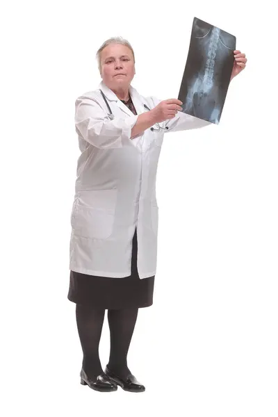 Front View Medical Doctor Analysing Ray Image Looking Camera Smiling — Stock Photo, Image