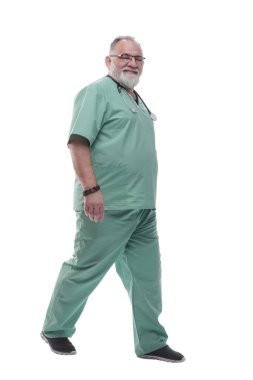 Tam gelişim. Steteskopu olan olgun bir doktor, kendinden emin bir şekilde öne çıkıyor. bir beyaz üzerinde izole