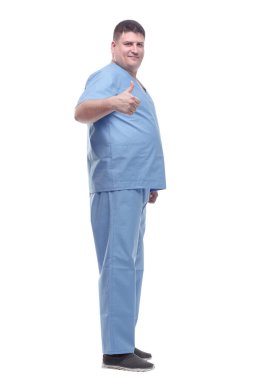 Yan görünüş. Mavi üniformalı bir erkek doktor. beyaz arkaplanda izole edilmiş.