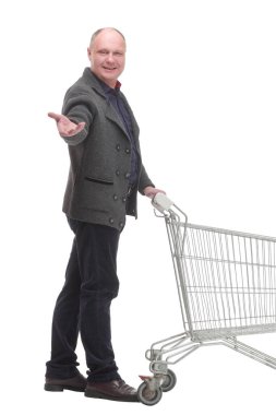 Tamamen yetişkin. Alışveriş arabasıyla gülümseyen sıradan bir adam. Beyaz bir arka planda izole edilmiş..