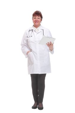Beyaz önlük giyen ve dijital tablet kullanan kadın doktor kameraya ciddi bir ifadeyle bakıyor.