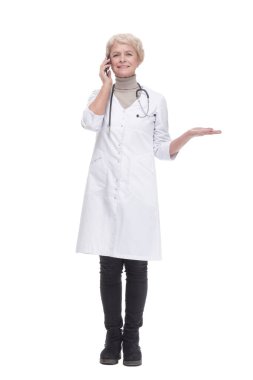 Tam gelişim. Kadın doktor akıllı telefonunu kullanıyor. beyaz arkaplanda izole edilmiş.