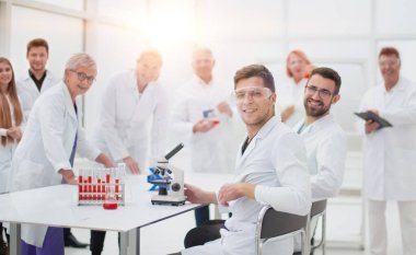 Genç bilim adamı ve meslektaşları laboratuvarda çalışıyor. Sağlık koruma kavramı.