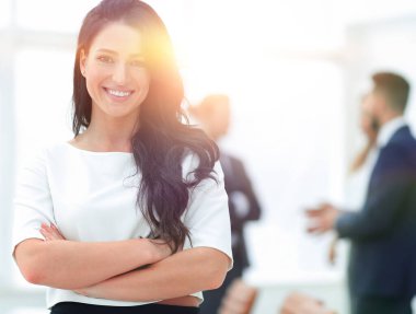 Yakın plan. İş arkadaşlarının arka planında yönetici kadın var.